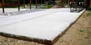 плита высотой 24 см на щебневом основании и песочной подушке размером 7х10 метров залита бетоном М-500 